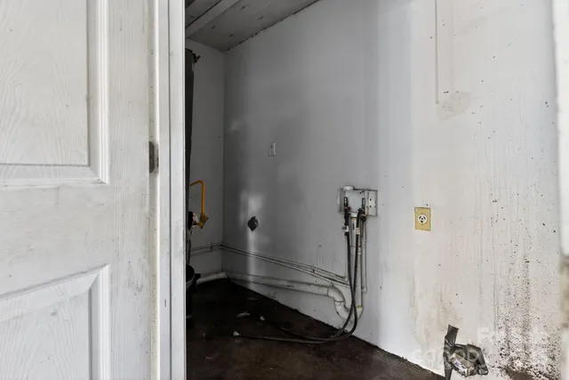 a view of livingroom with furniture