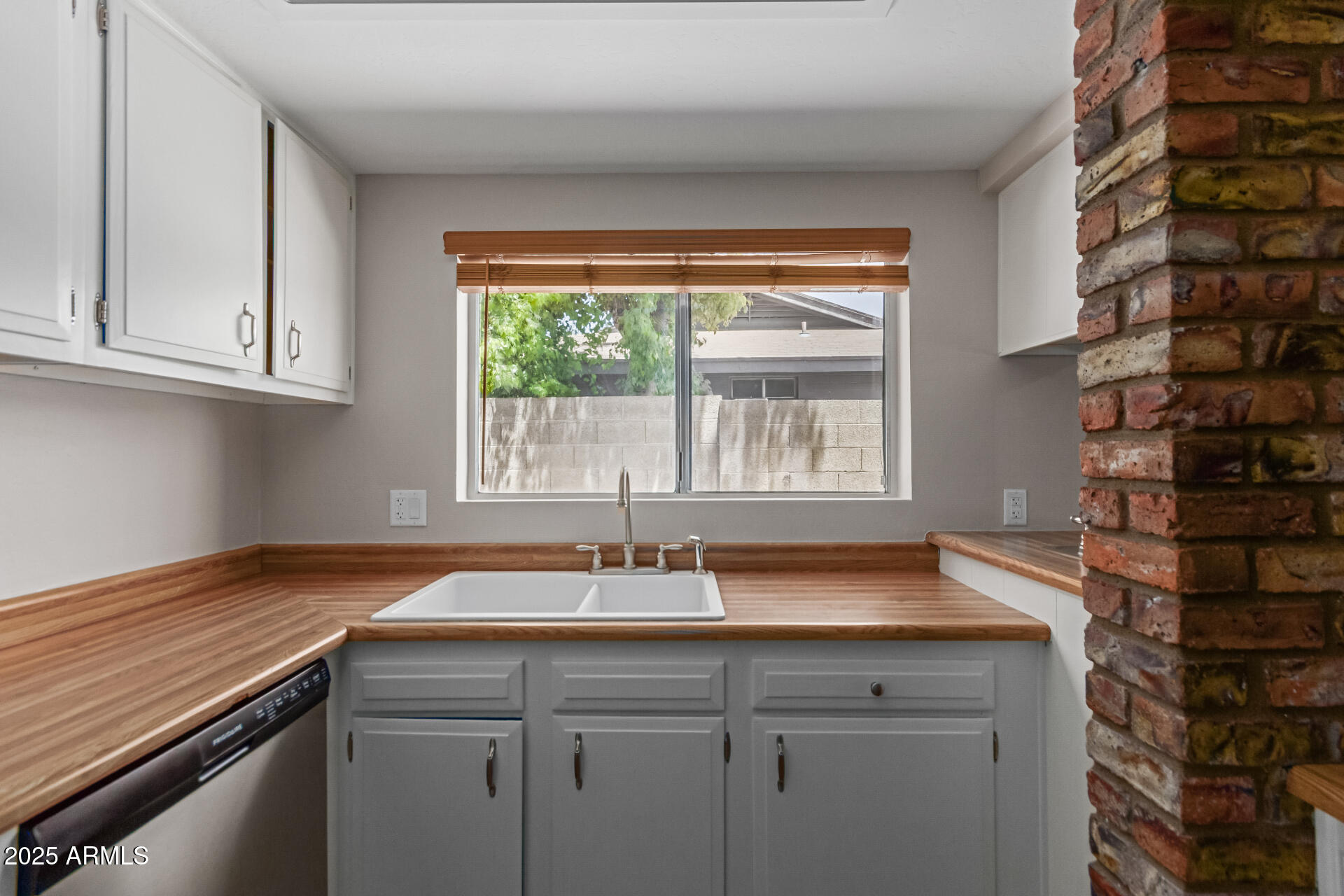 137 West Wagoner Road Phoenix, AZ 85023 - Photo 14 of 30 Kitchen