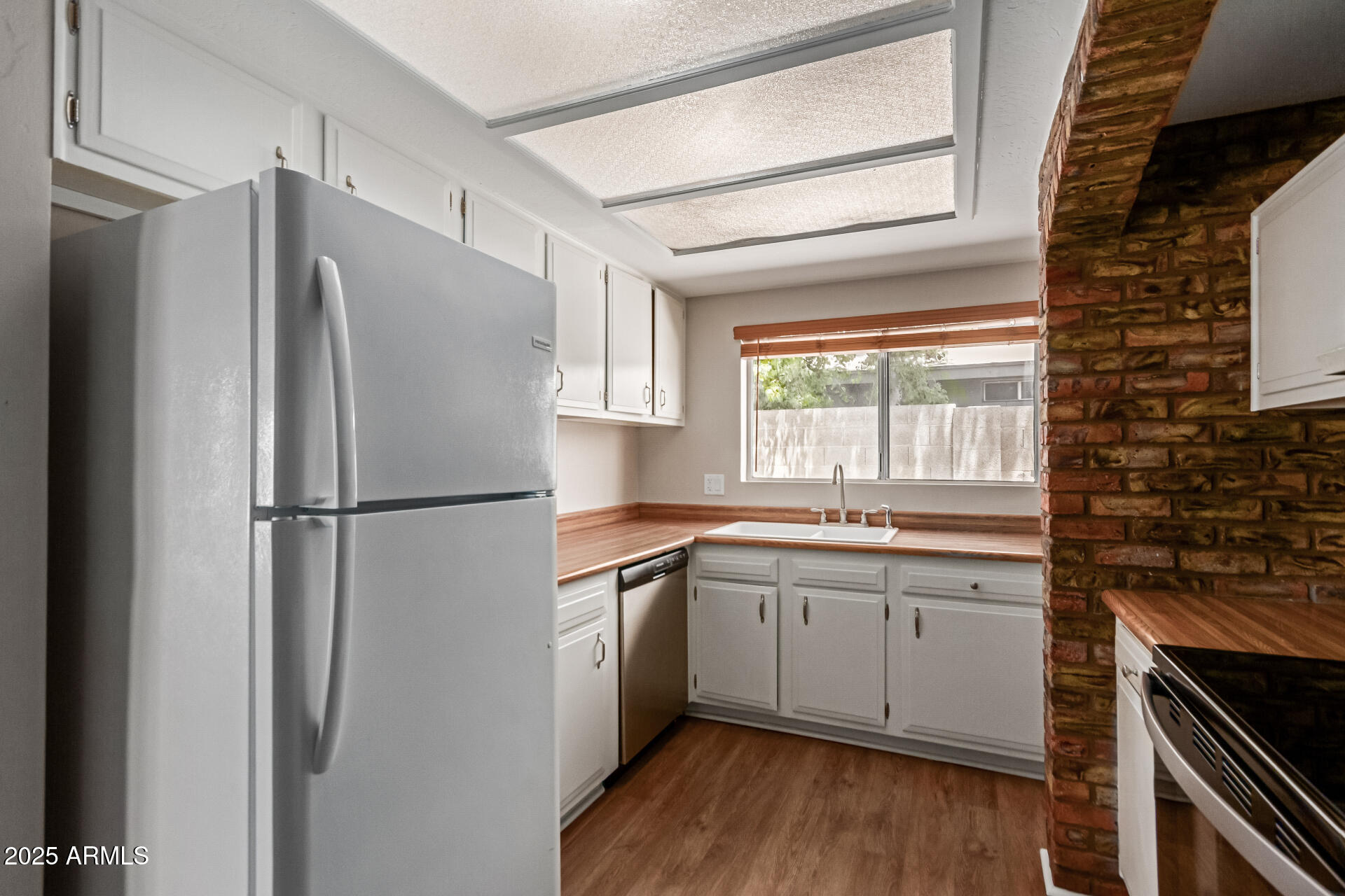 137 West Wagoner Road Phoenix, AZ 85023 - Photo 4 of 30 Kitchen