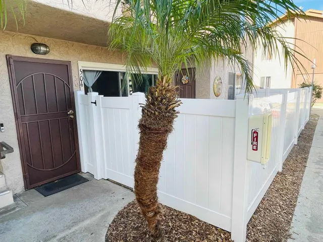 a view of entryway with outdoor area