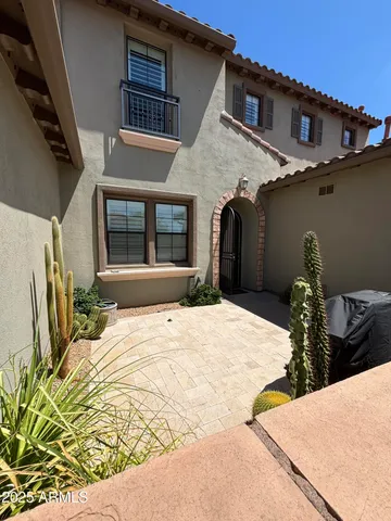 a view of a house with backyard