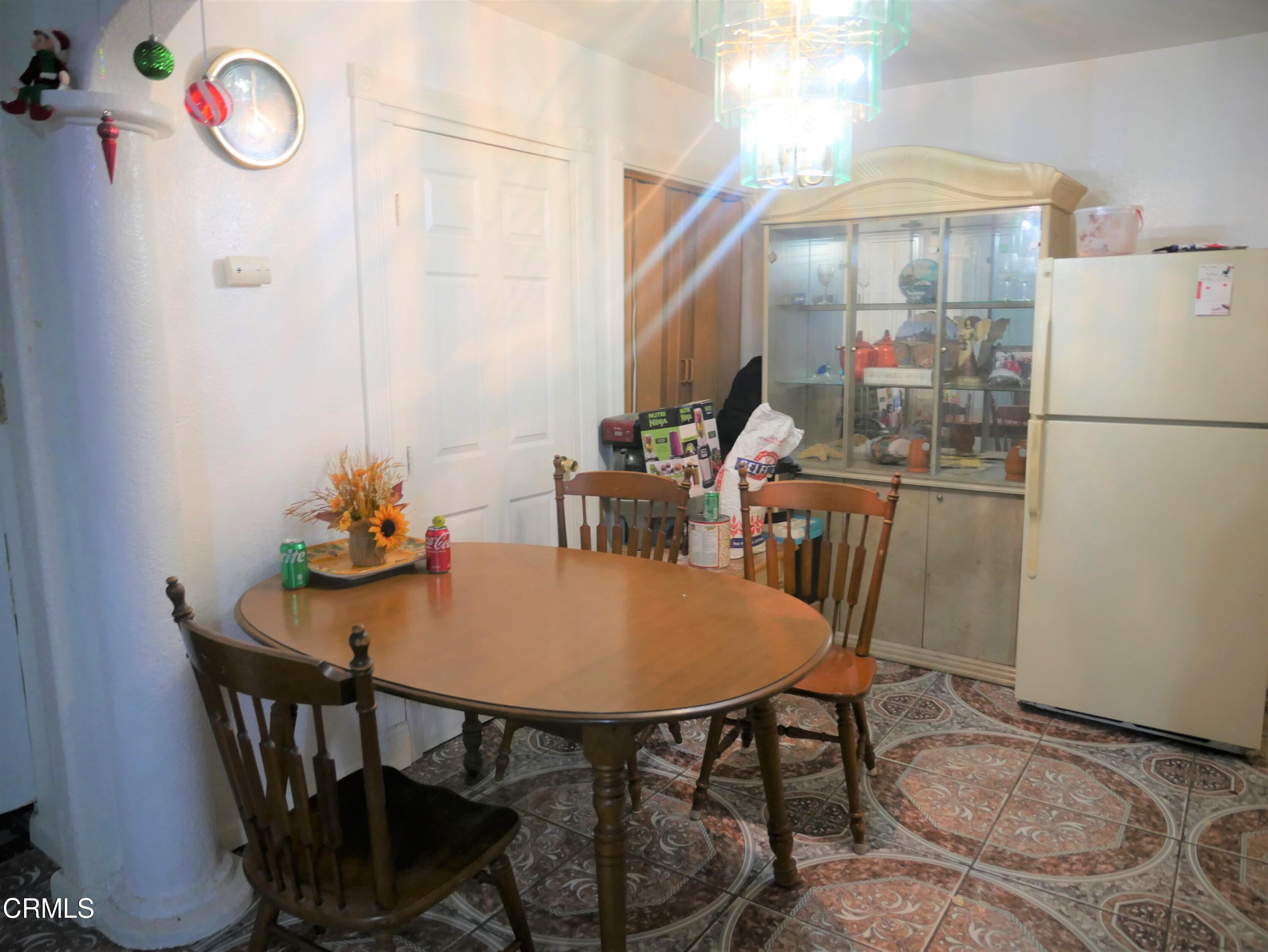 640 Tamarac Street Oxnard, CA 93033 - Photo 11 of 54 a dining room with furniture and a window