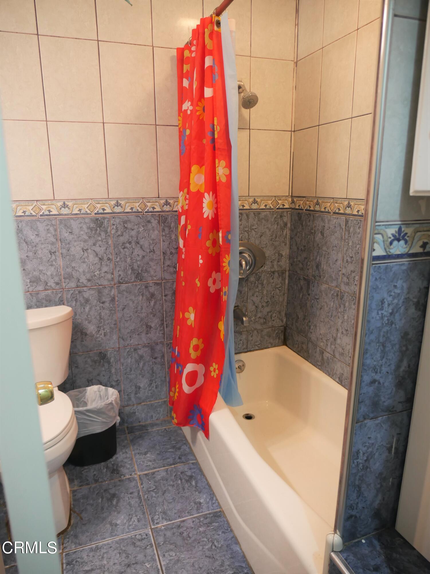 640 Tamarac Street Oxnard, CA 93033 - Photo 14 of 54 a bathroom with a toilet and bathtub