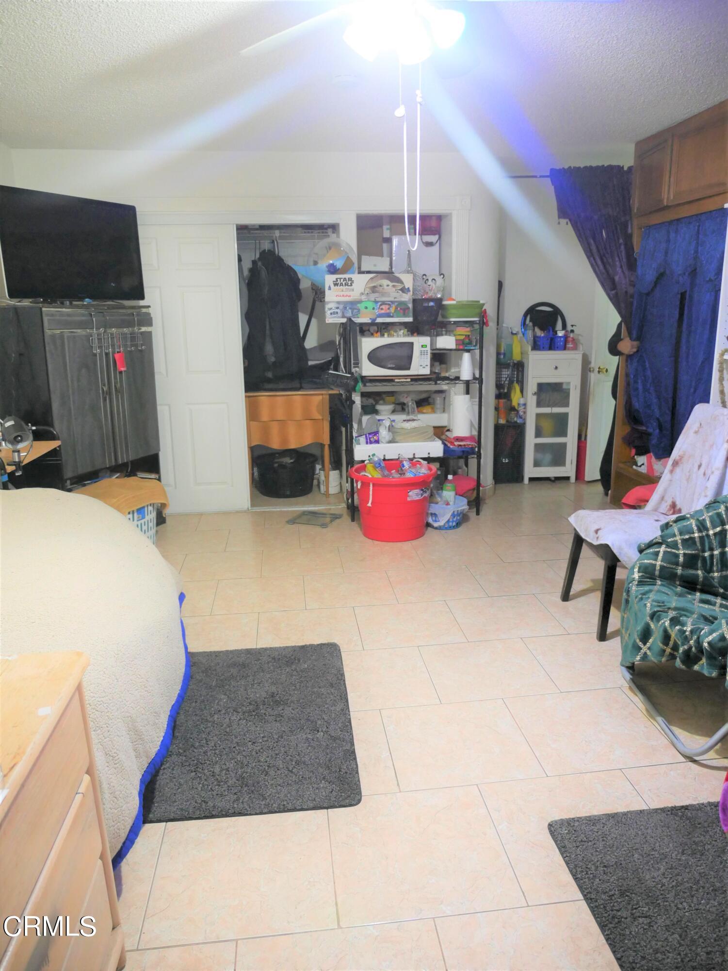 640 Tamarac Street Oxnard, CA 93033 - Photo 17 of 54 a bed room with a bed