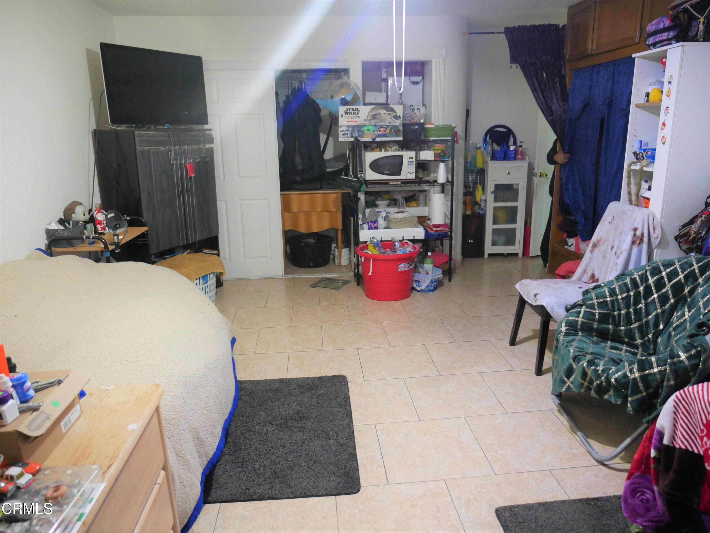 640 Tamarac Street Oxnard, CA 93033 - Photo 18 of 54 a bedroom with bed and a flat tv screen