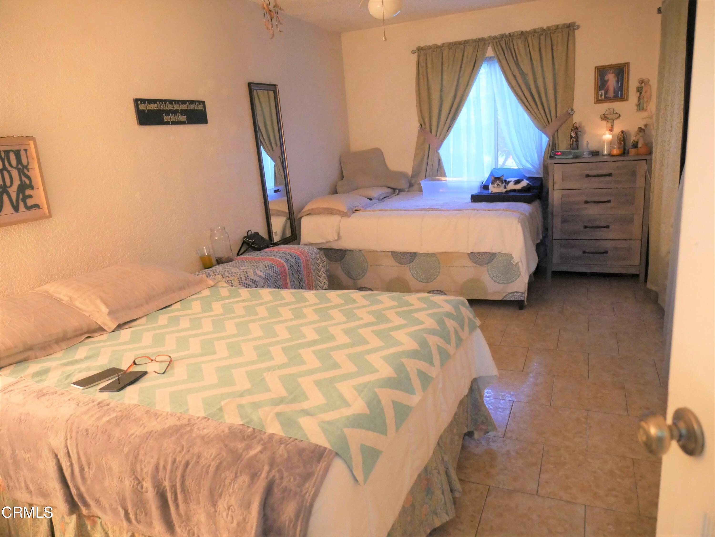 640 Tamarac Street Oxnard, CA 93033 - Photo 20 of 54 a bedroom with bed and a window