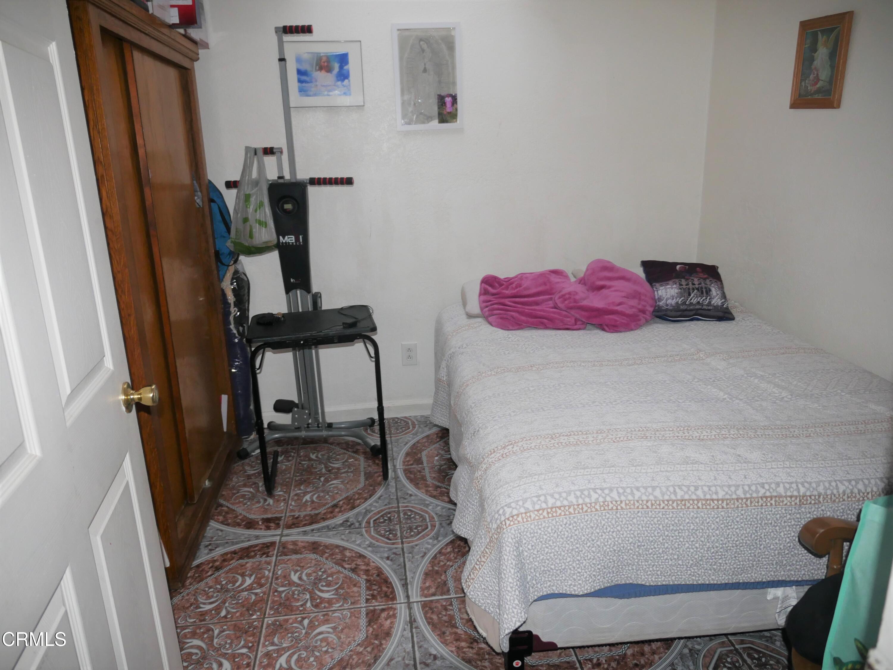 640 Tamarac Street Oxnard, CA 93033 - Photo 34 of 54 a bathroom with a sink and a mirror