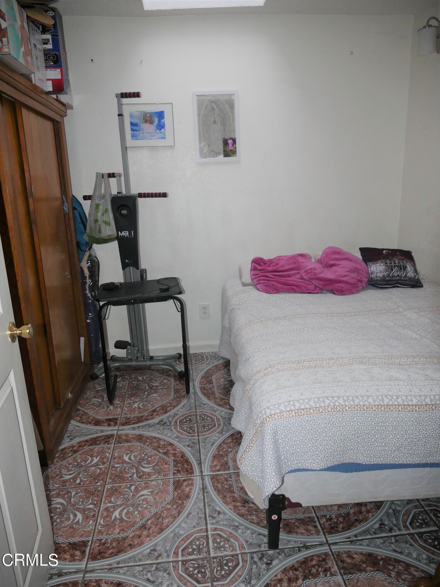 640 Tamarac Street Oxnard, CA 93033 - Photo 35 of 54 a room with furniture and a flat screen tv