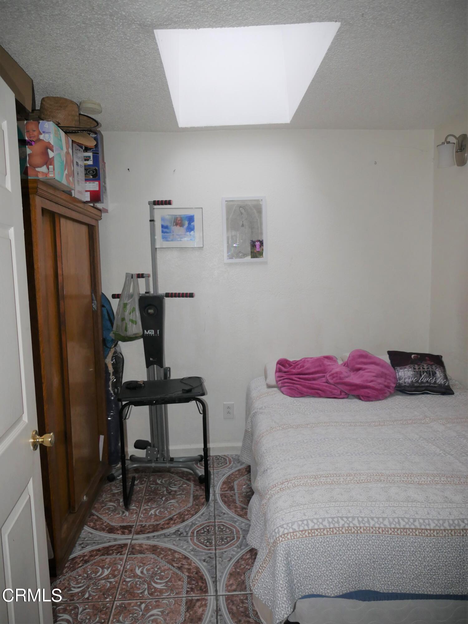 640 Tamarac Street Oxnard, CA 93033 - Photo 36 of 54 a bedroom with a bed and a desk