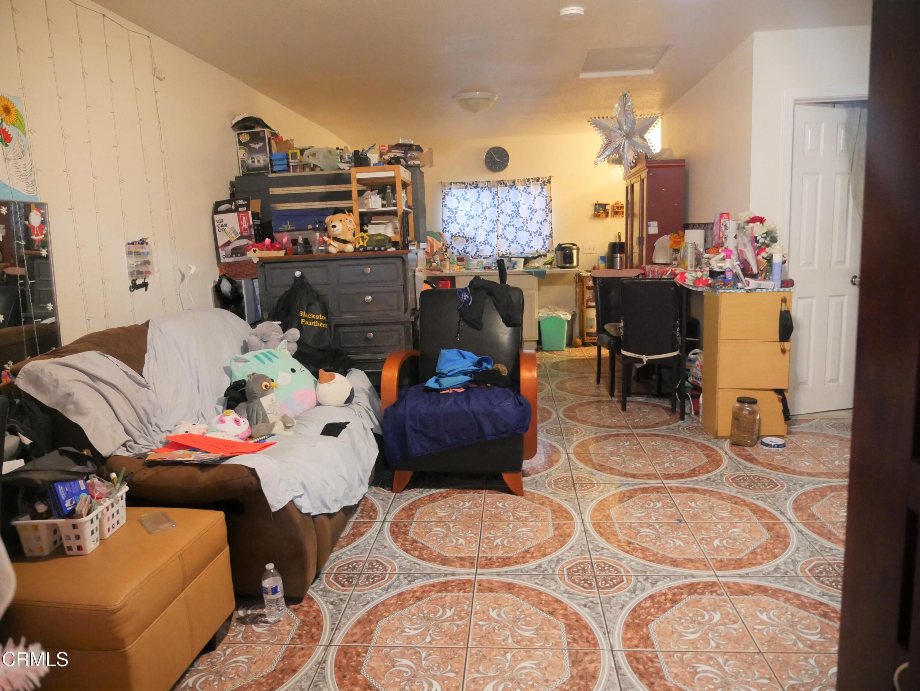 640 Tamarac Street Oxnard, CA 93033 - Photo 38 of 54 a living room filled with furniture