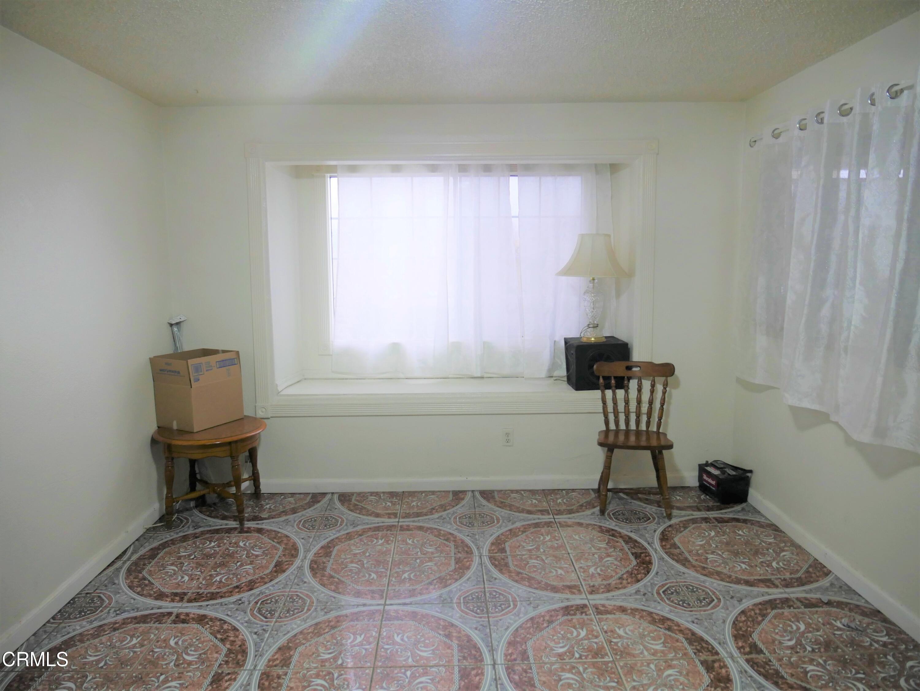 640 Tamarac Street Oxnard, CA 93033 - Photo 4 of 54 a room with furniture and a window