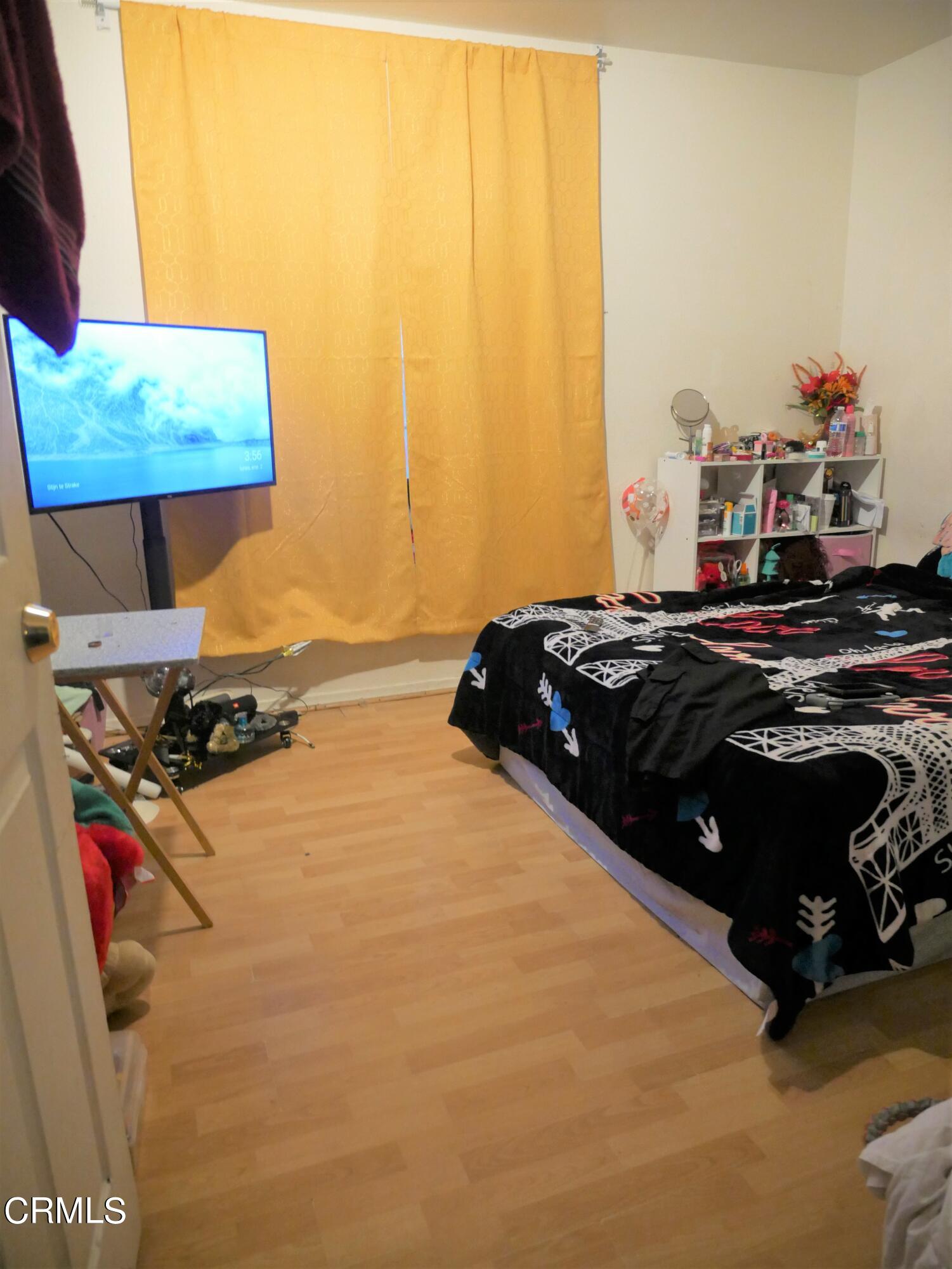 640 Tamarac Street Oxnard, CA 93033 - Photo 41 of 54 a bed sitting in a bedroom next to a window