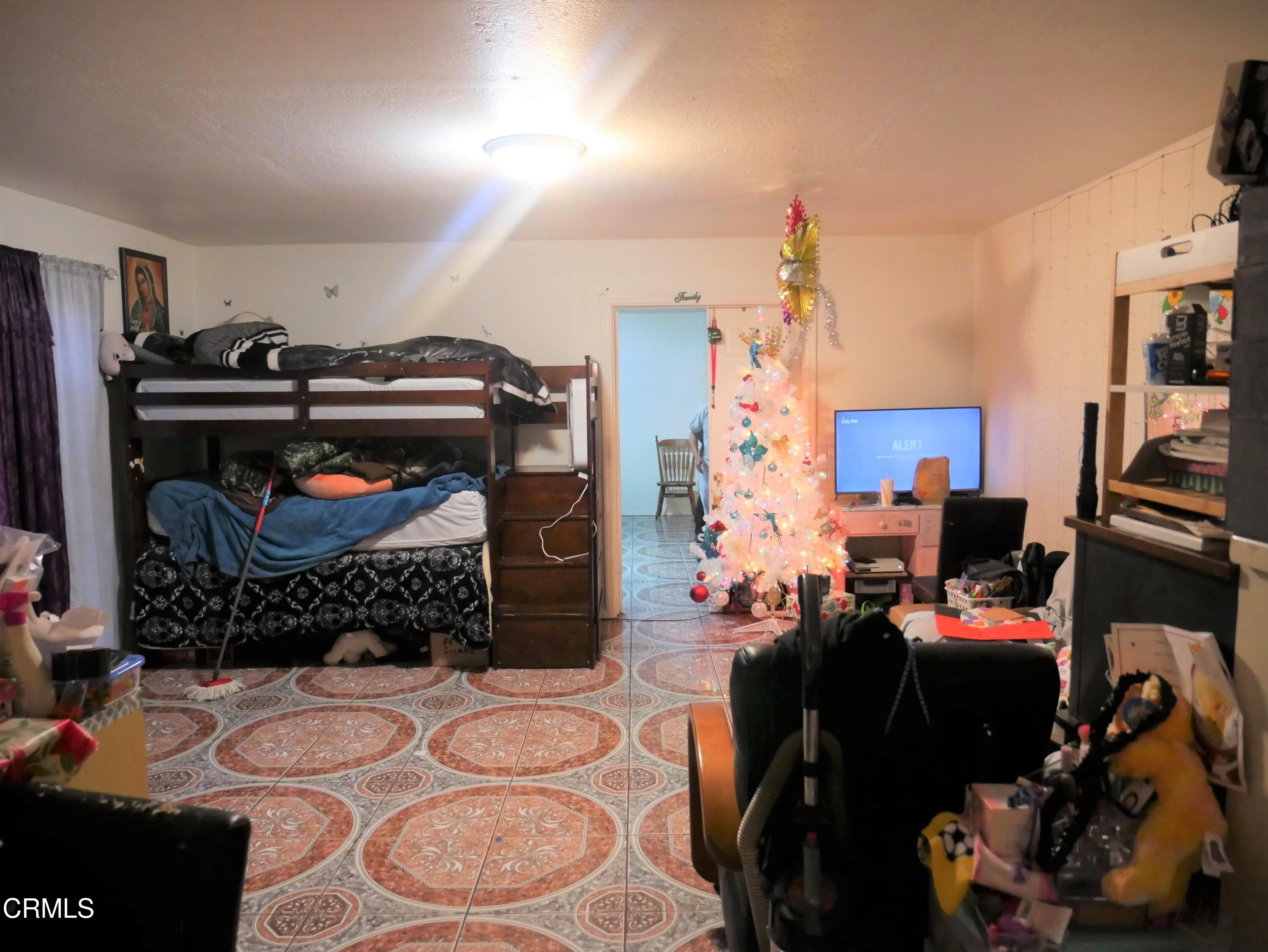 640 Tamarac Street Oxnard, CA 93033 - Photo 44 of 54 a bedroom with a bed and a closet