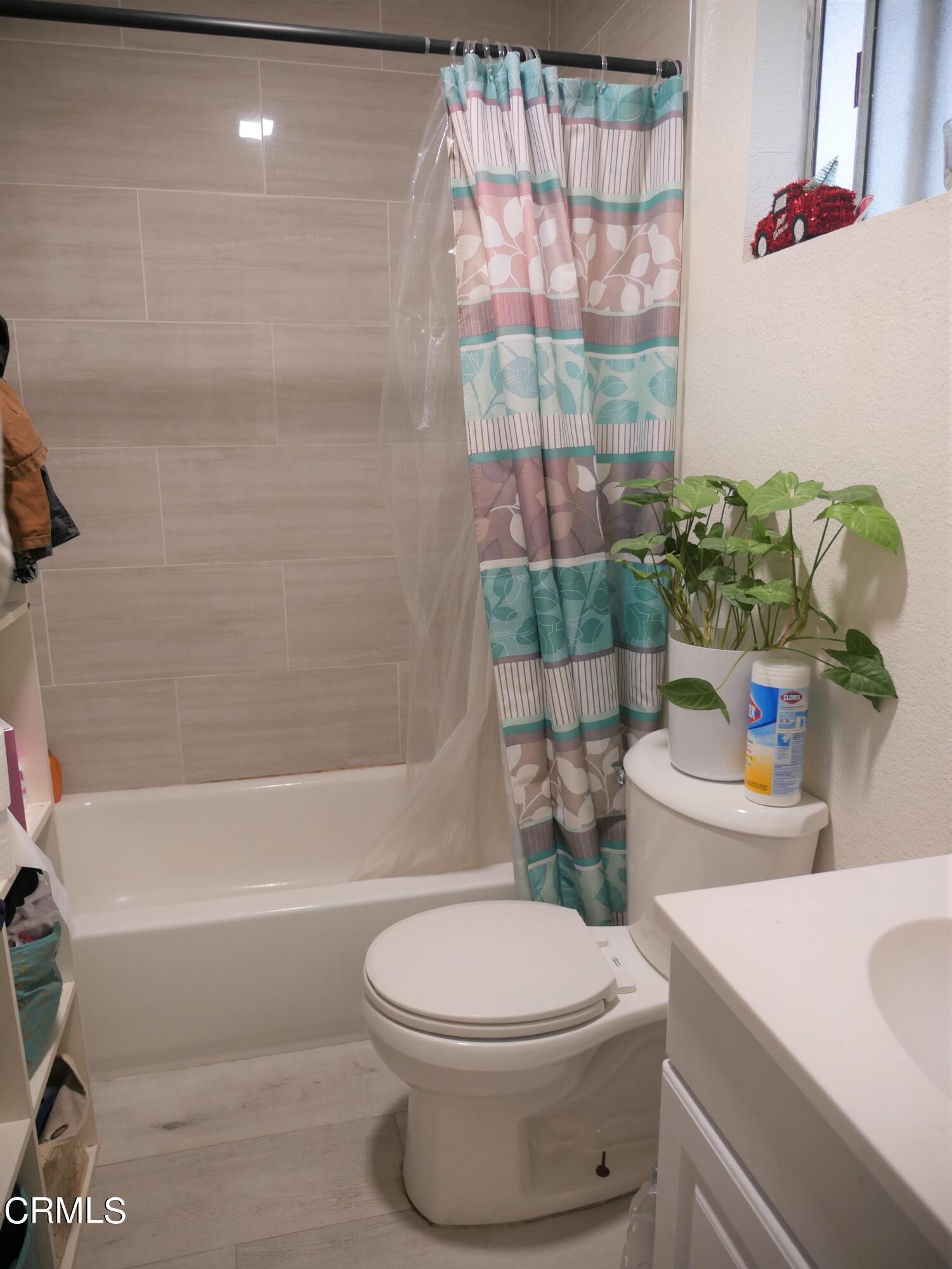 640 Tamarac Street Oxnard, CA 93033 - Photo 45 of 54 a bathroom with a sink a toilet and bathtub