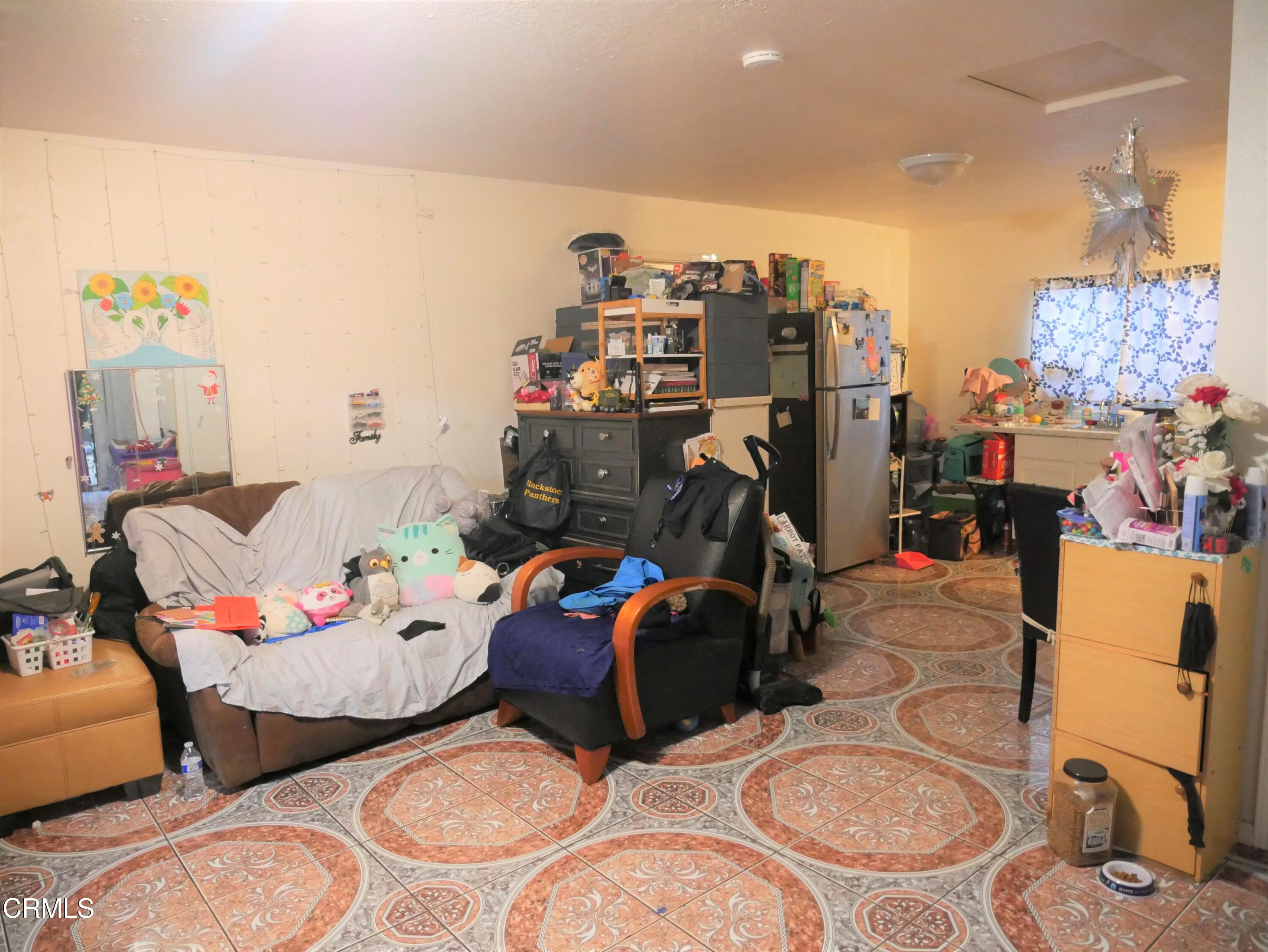 640 Tamarac Street Oxnard, CA 93033 - Photo 46 of 54 a room with furniture and a gym equipment