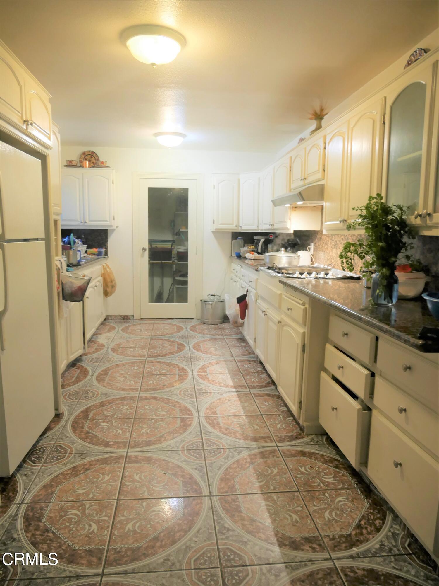 640 Tamarac Street Oxnard, CA 93033 - Photo 8 of 54 a large white kitchen with cabinets