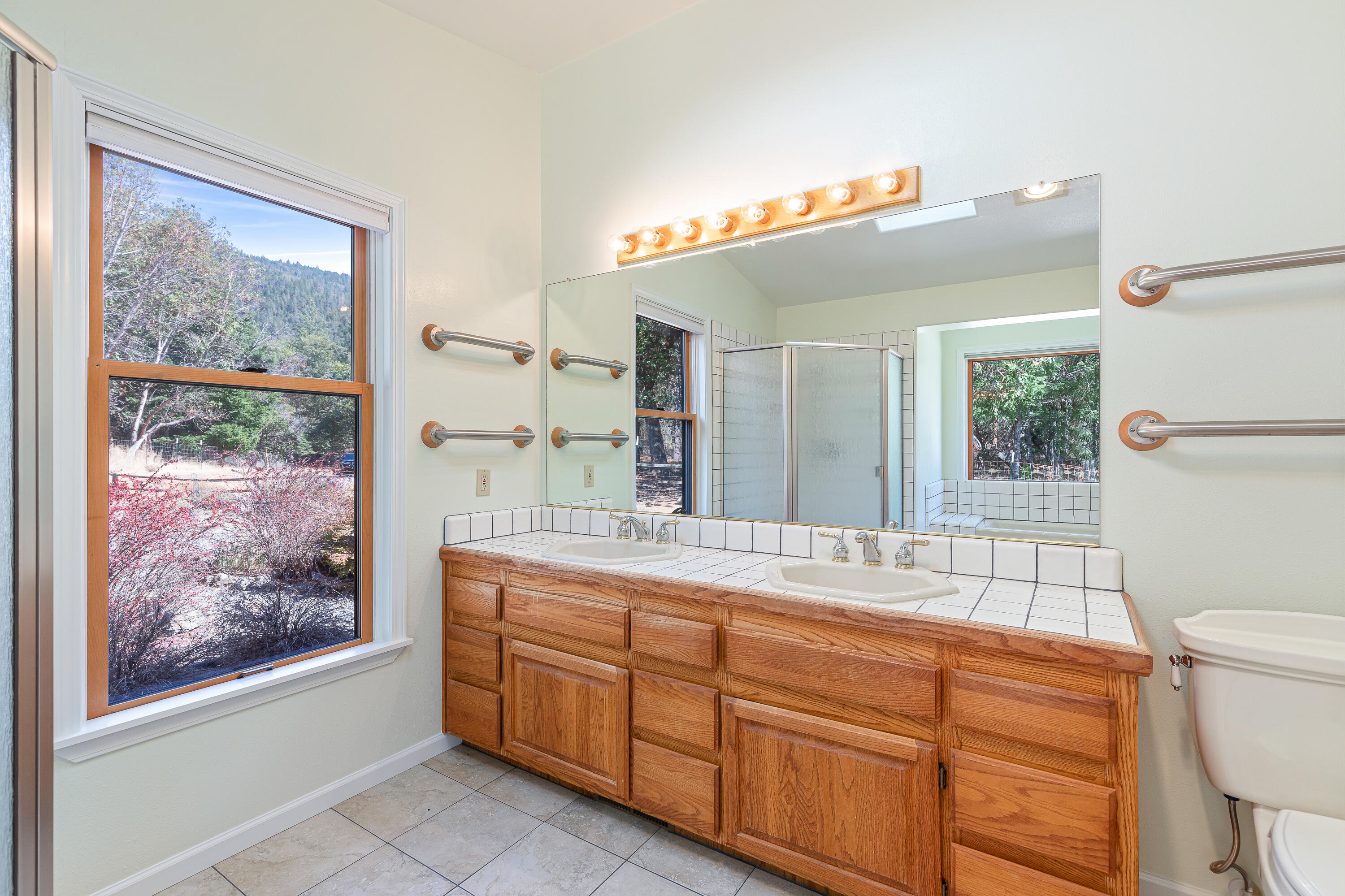 9552 North Applegate Road Grants Pass, OR 97527 - Photo 15 of 32 9R9A7196
