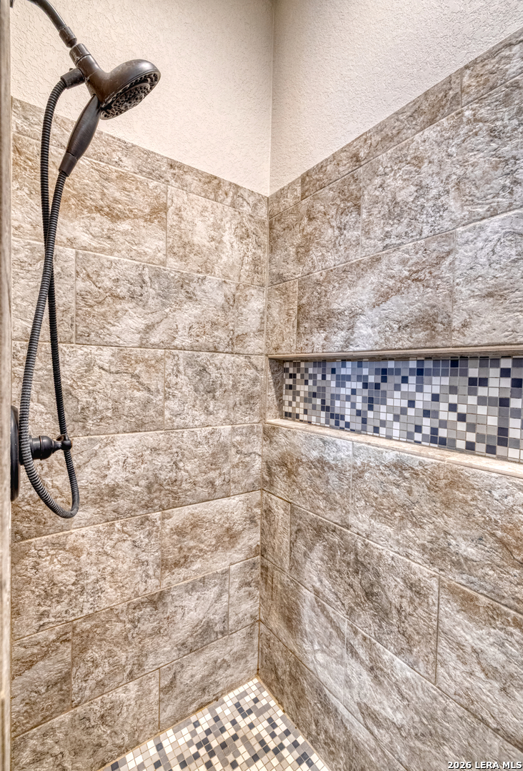 106 Sutton Place Uvalde, TX 78801 - Photo 18 of 38