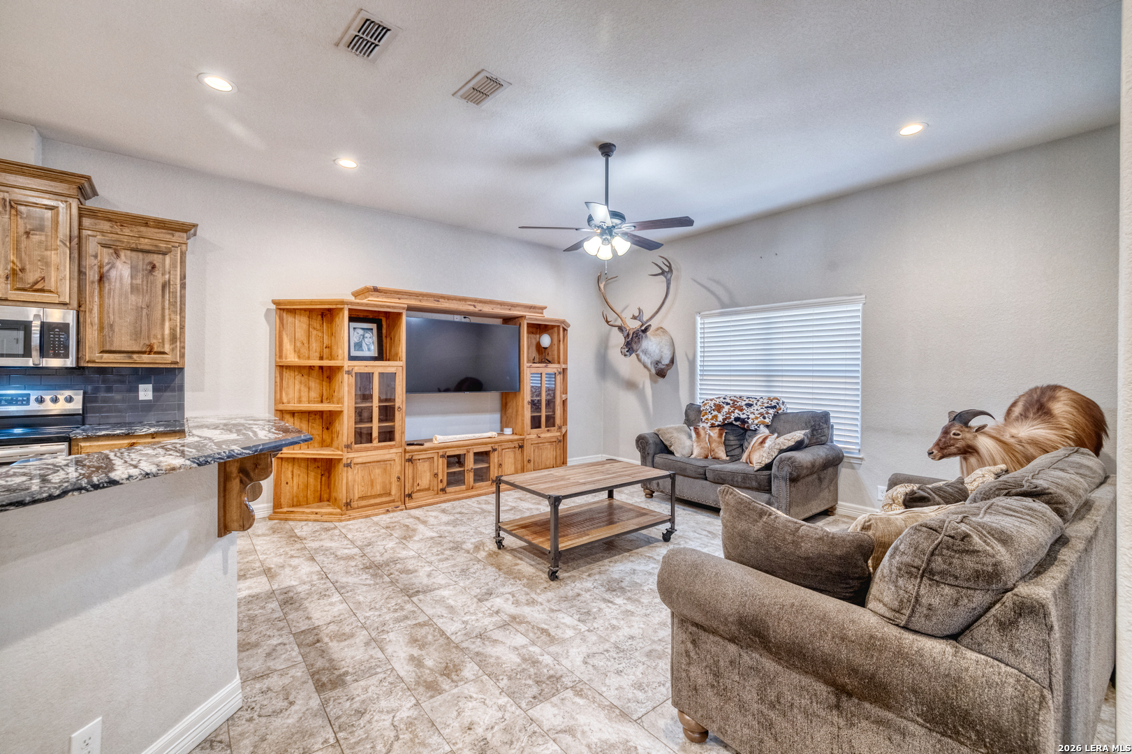 106 Sutton Place Uvalde, TX 78801 - Photo 10 of 38