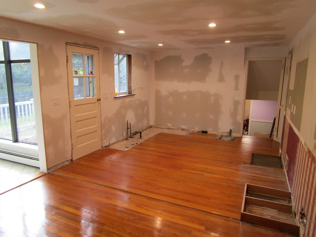 16 Munroe Avenue Reading, MA 01867 - Photo 4 of 42