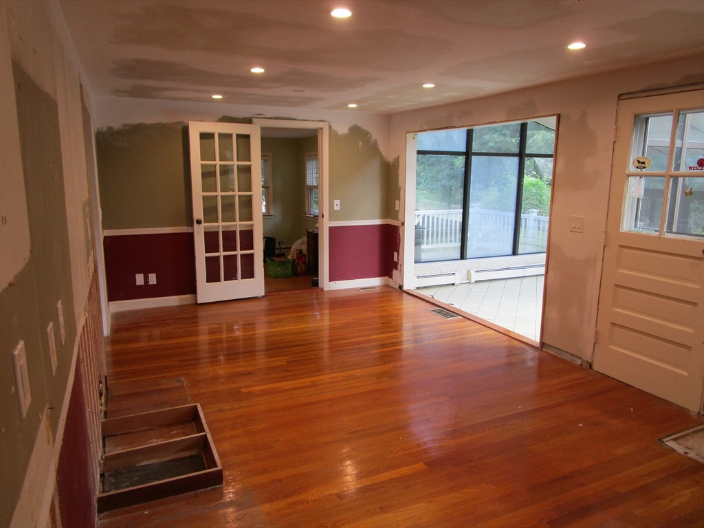 16 Munroe Avenue Reading, MA 01867 - Photo 6 of 42