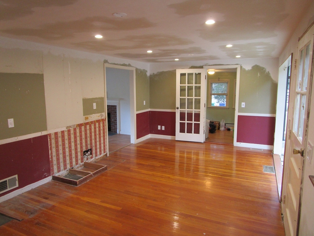 16 Munroe Avenue Reading, MA 01867 - Photo 8 of 42