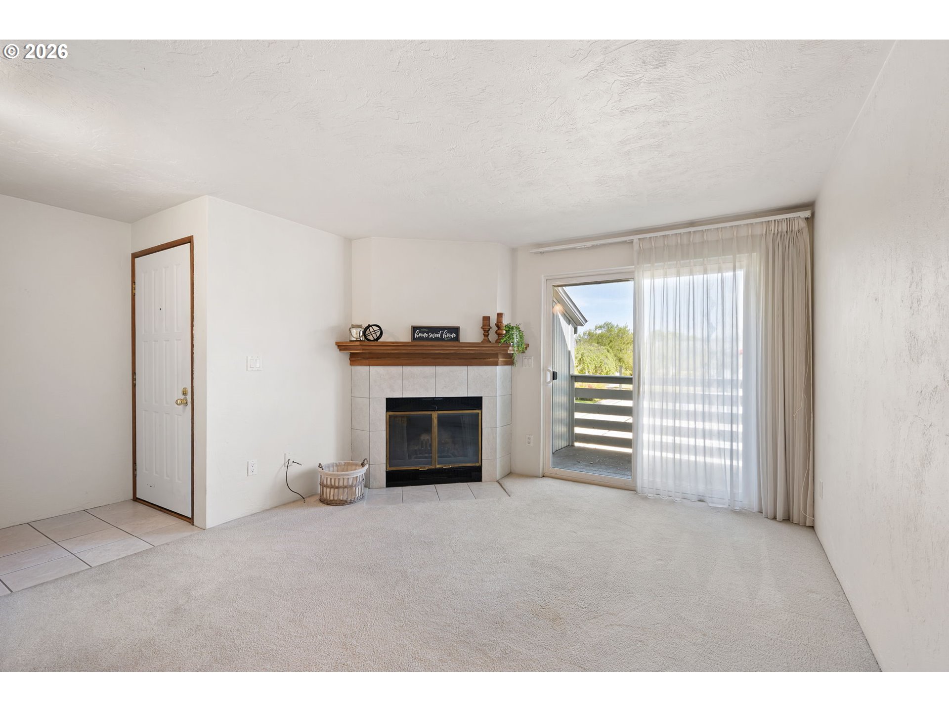 650 Harlow Road, Unit 248 Springfield, OR 97477 - Photo 4 of 35 Living Room/Entrance