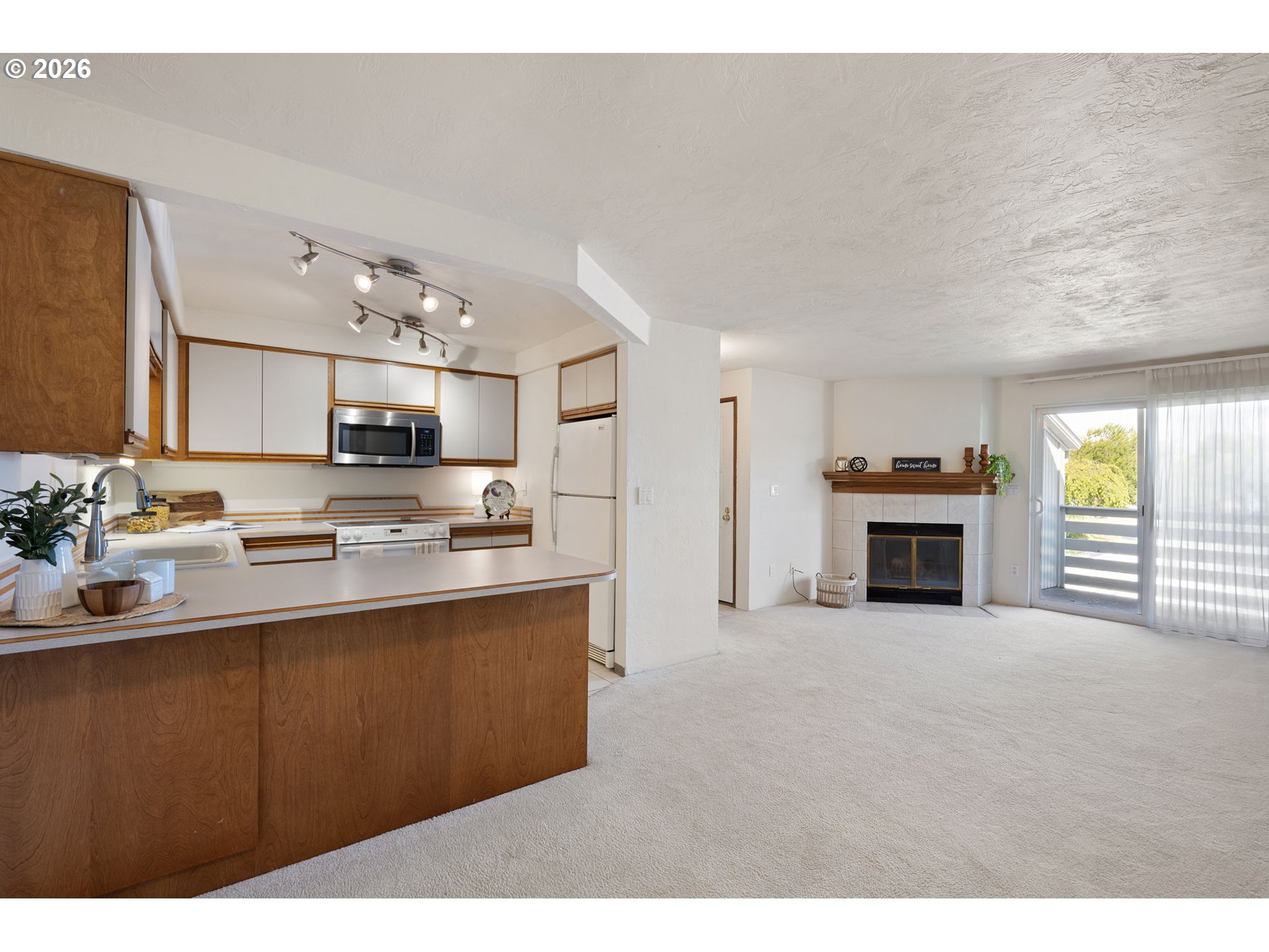650 Harlow Road, Unit 248 Springfield, OR 97477 - Photo 6 of 35 Living Room