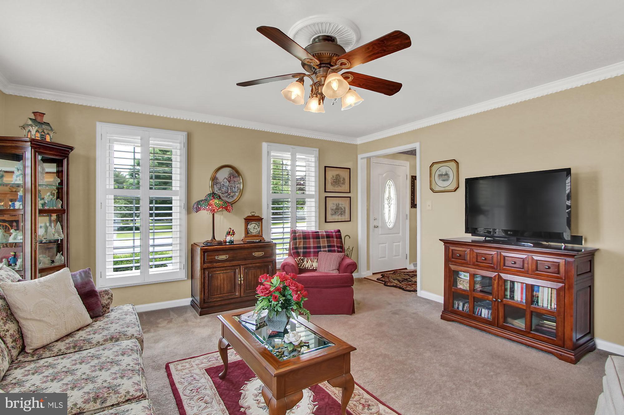 4 Kratz Road Shrewsbury, PA 17361 - Photo 5 of 49 LIVING ROOM
