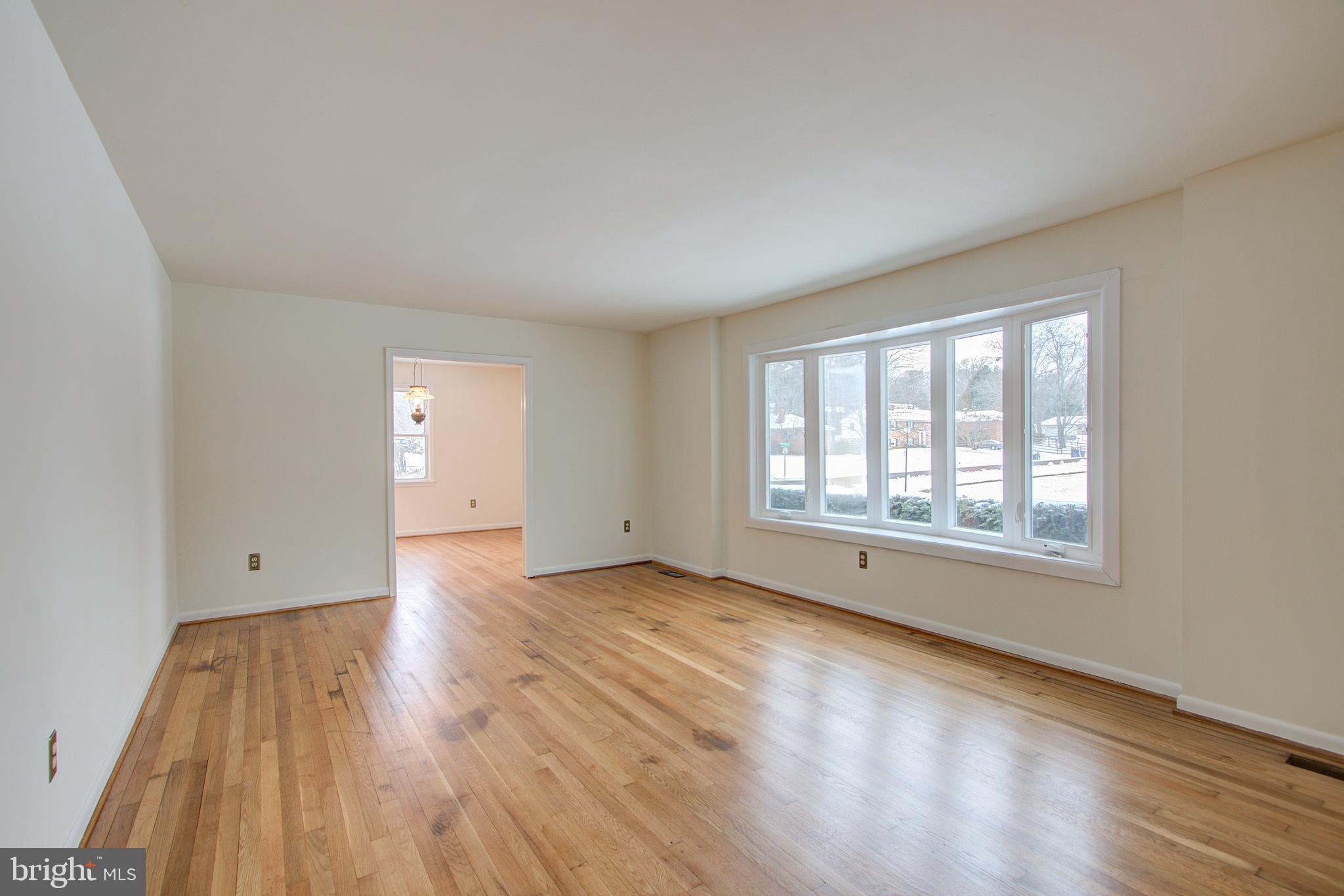 19505 Charline Manor Road Olney, MD 20832 - Photo 7 of 60 Living Room 20' x 13'