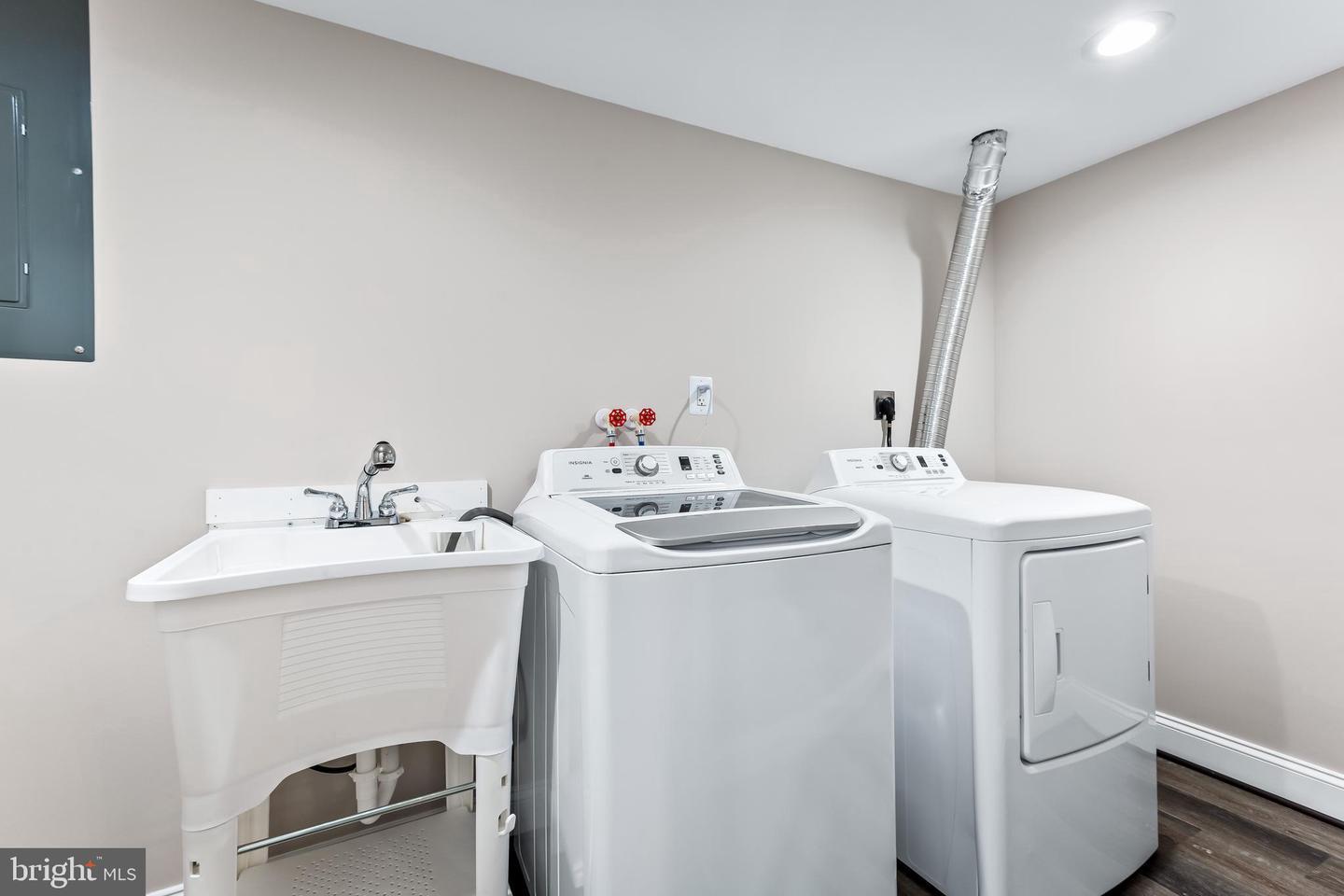 105 Warfieldsburg Road Westminster, MD 21157 - Photo 28 of 34 Laundry space with sleek appliances.Lower level