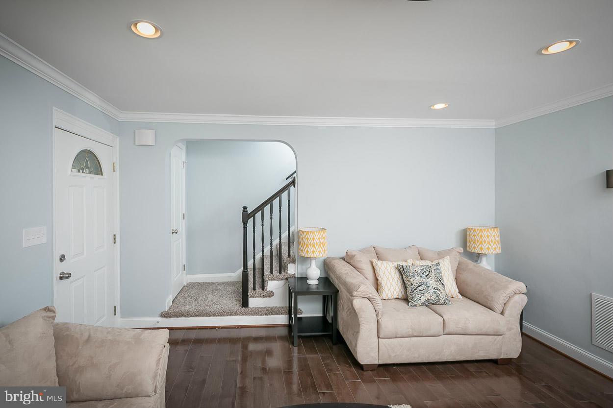 213 Ridge Avenue Baltimore, MD 21286 - Photo 5 of 29 Living Room