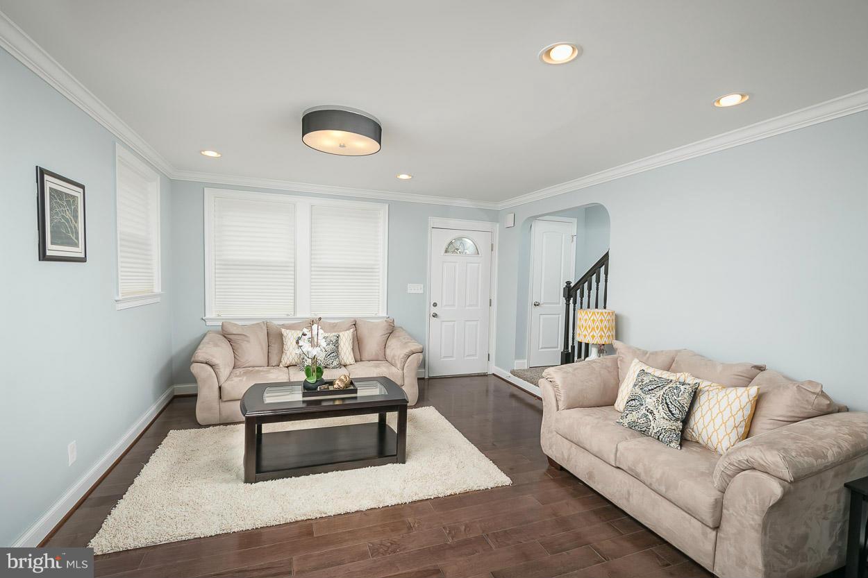 213 Ridge Avenue Baltimore, MD 21286 - Photo 6 of 29 Living Room