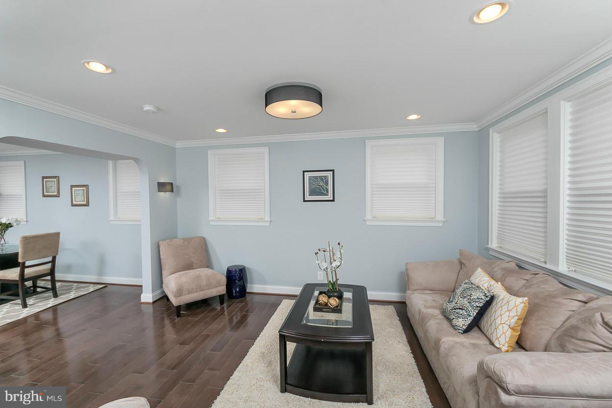 213 Ridge Avenue Baltimore, MD 21286 - Photo 7 of 29 Living Room