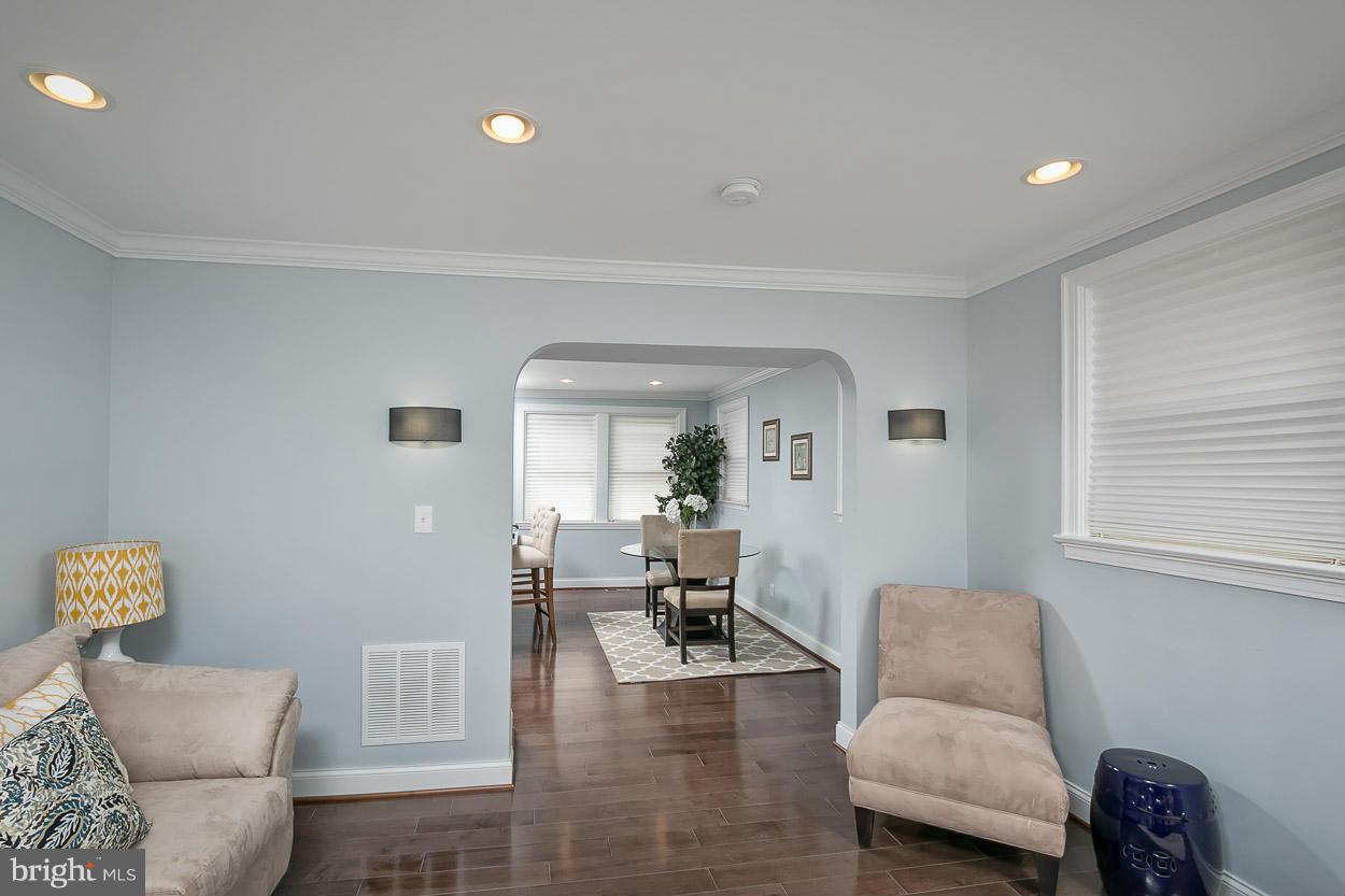 213 Ridge Avenue Baltimore, MD 21286 - Photo 8 of 29 Living Room