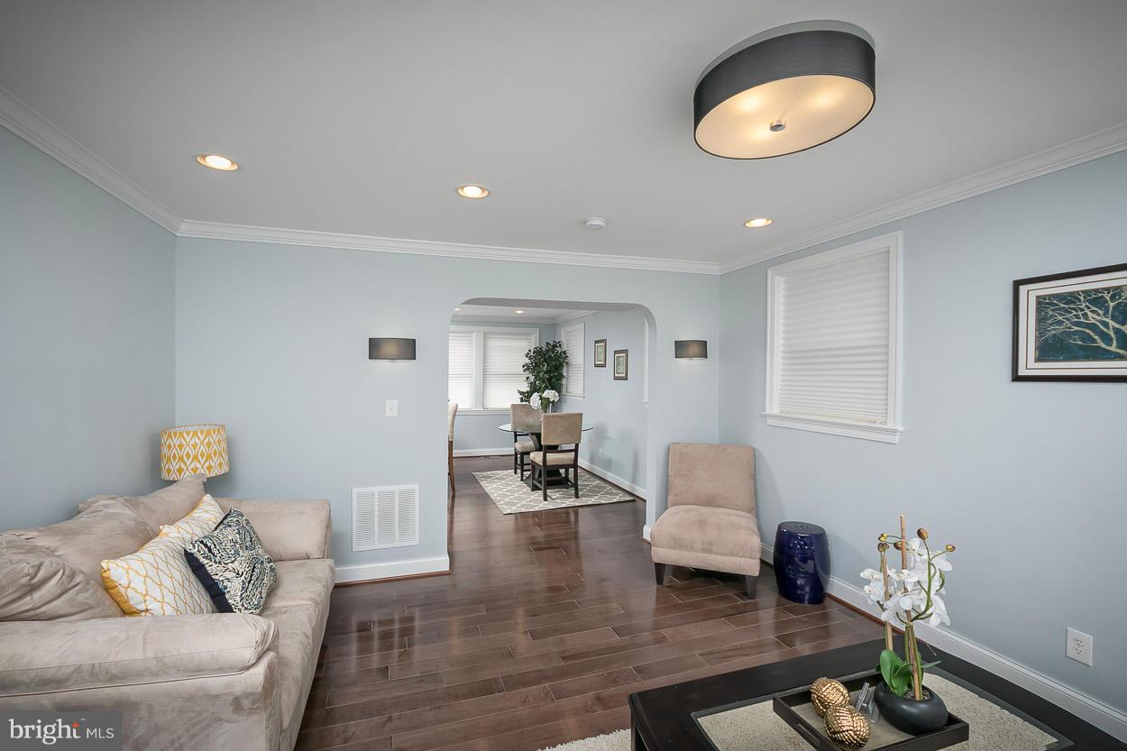 213 Ridge Avenue Baltimore, MD 21286 - Photo 9 of 29 Living Room