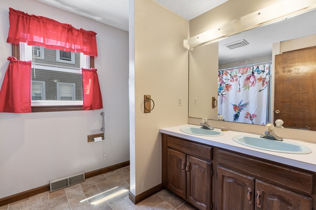 25 Prince Avenue West Springfield, MA 01089 - Photo 18 of 31