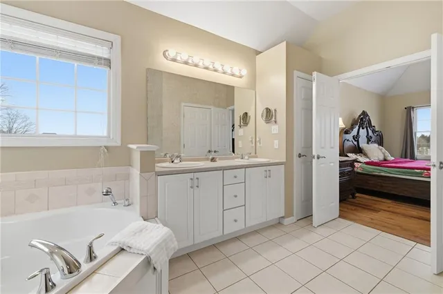 a en suite spacious bathroom with a double vanity sink and a mirror