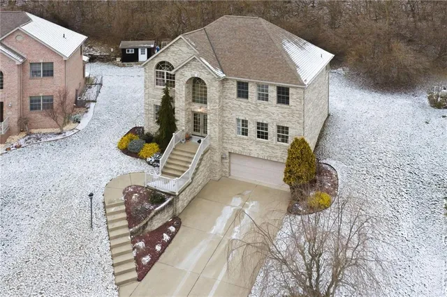 a view of a house with backyard