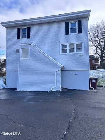 $1,400 | 148 Old Loudon Road, Unit 2, Latham, NY 12110