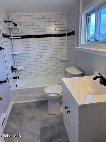 $1,400 | 148 Old Loudon Road, Unit 2, Latham, NY 12110