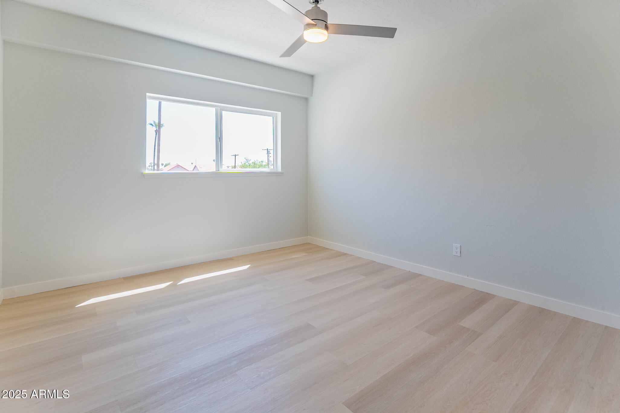 349 East Thomas Road, Unit E301 Phoenix, AZ 85012 - Photo 7 of 28 Primary Bedroom