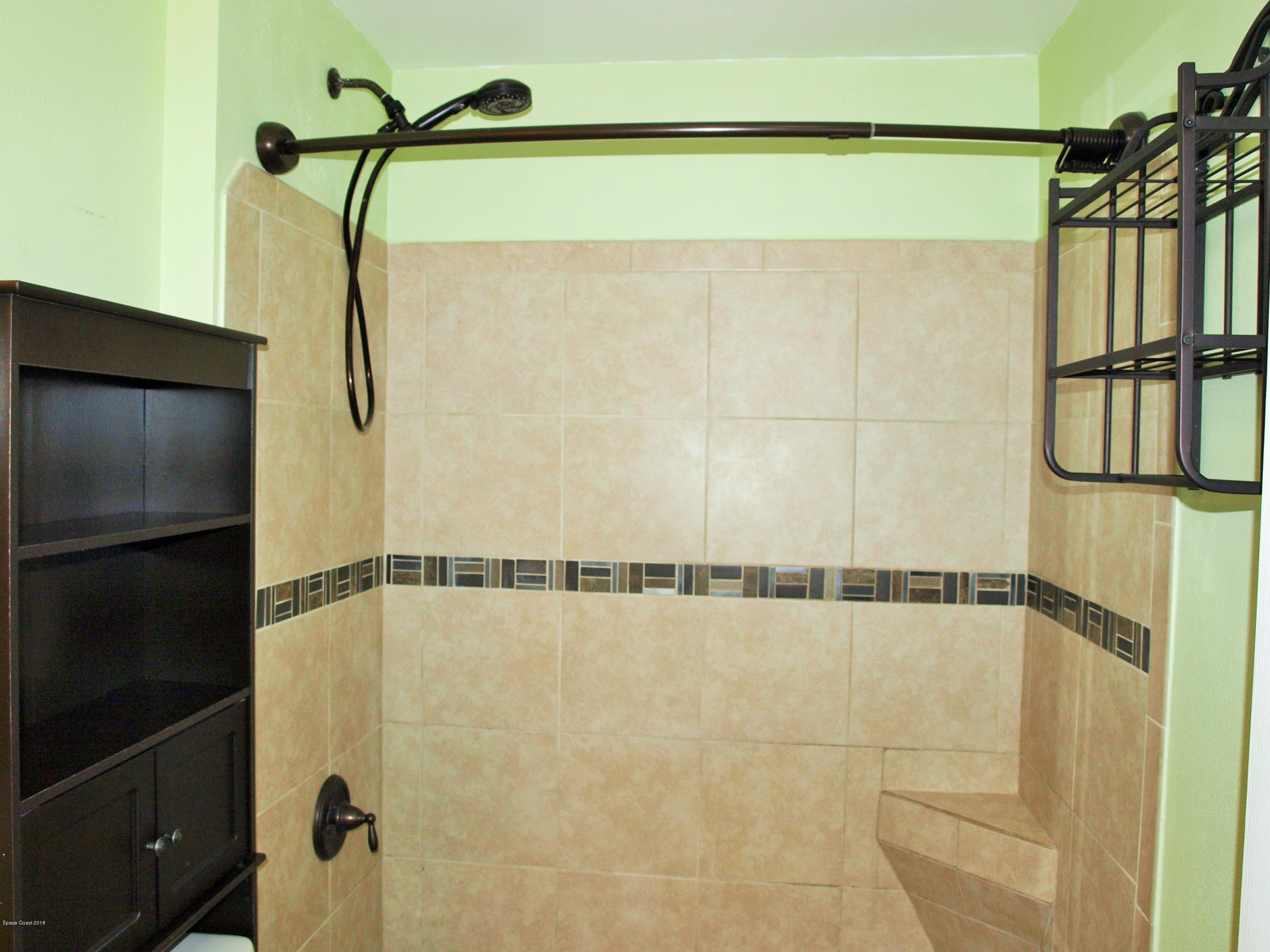 218 Twin Lakes Road Melbourne, FL 32901 - Photo 18 of 32 Guest Bathroom