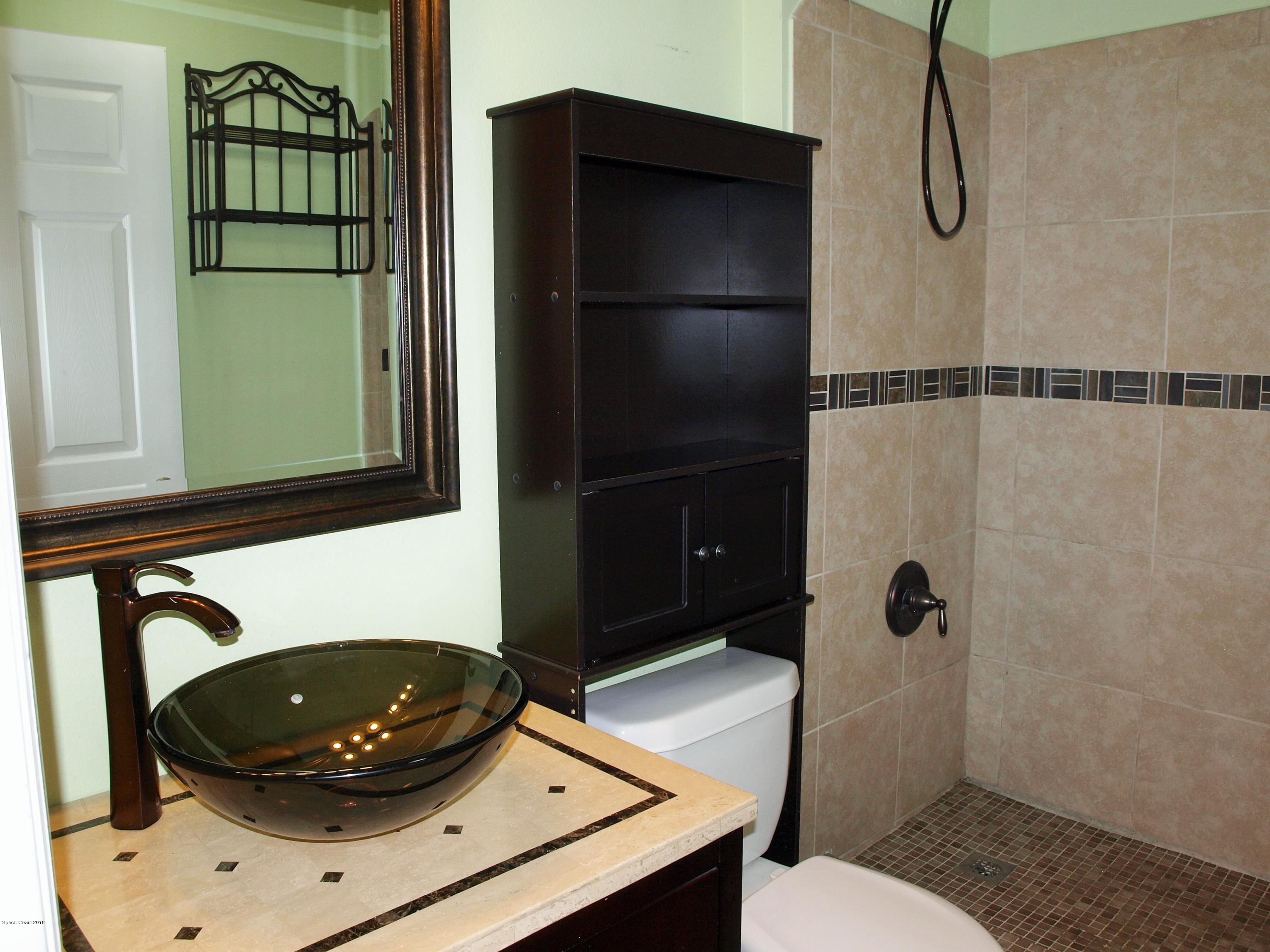 218 Twin Lakes Road Melbourne, FL 32901 - Photo 19 of 32 Guest Bathroom