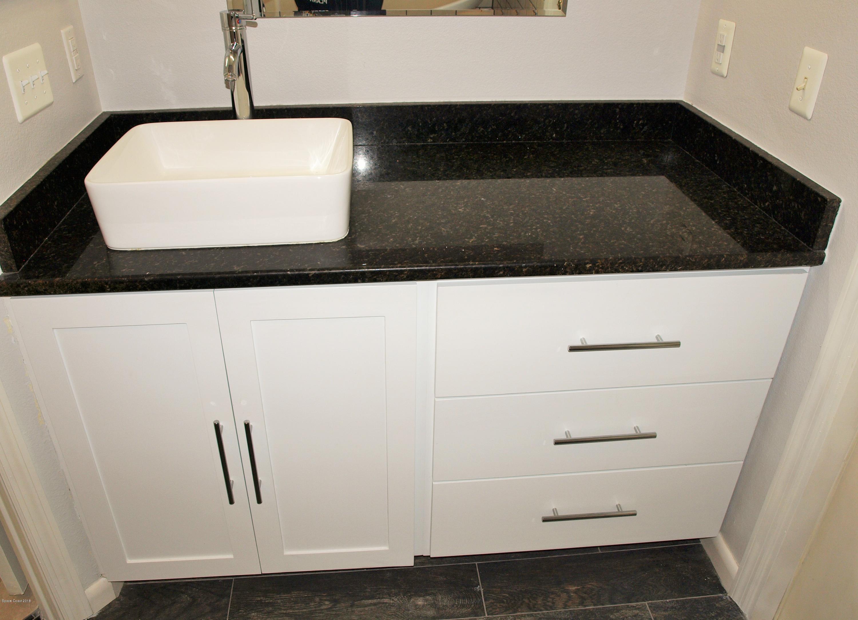 218 Twin Lakes Road Melbourne, FL 32901 - Photo 22 of 32 Master Bathroom