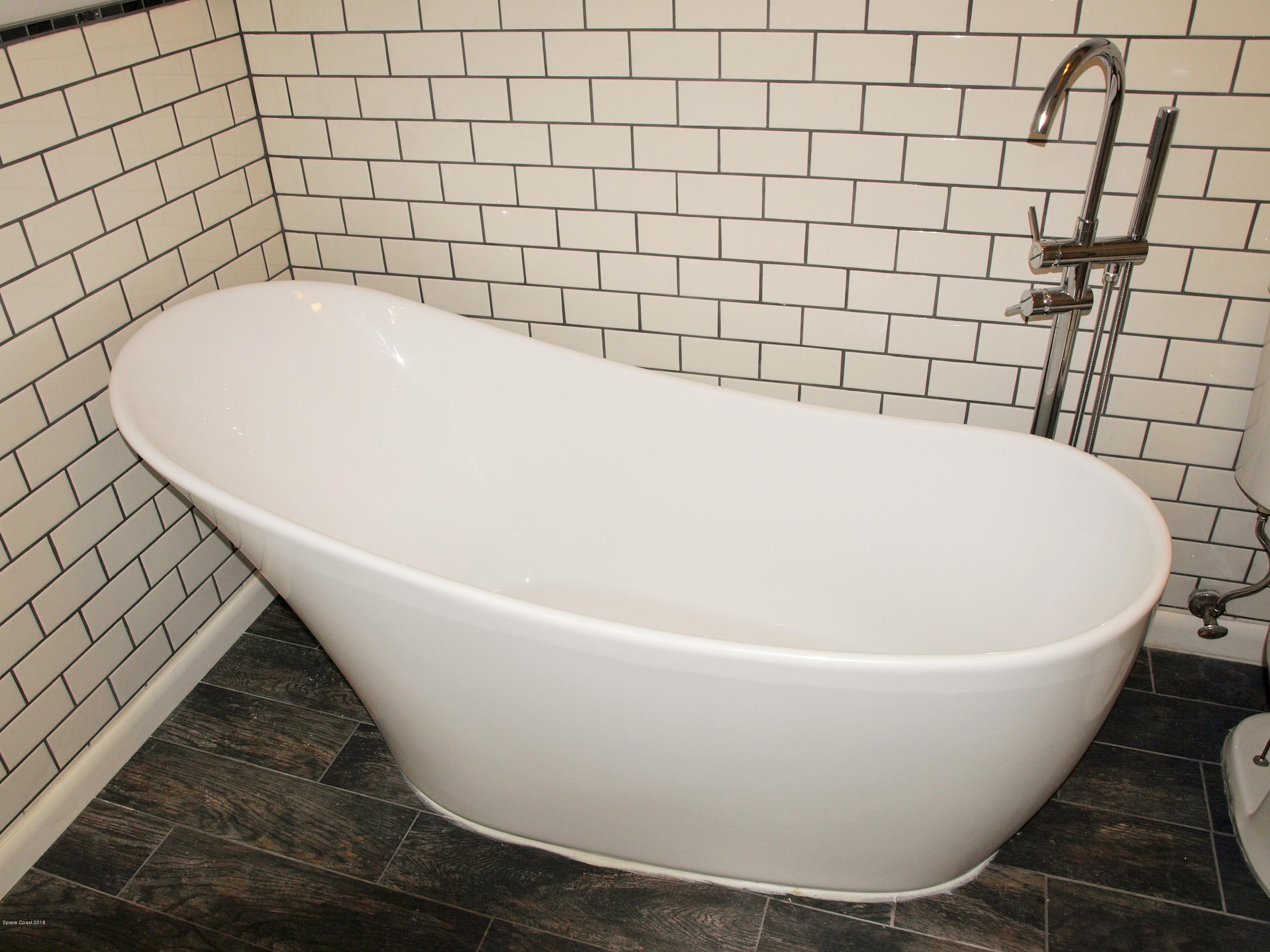 218 Twin Lakes Road Melbourne, FL 32901 - Photo 26 of 32 Master Bath Tub