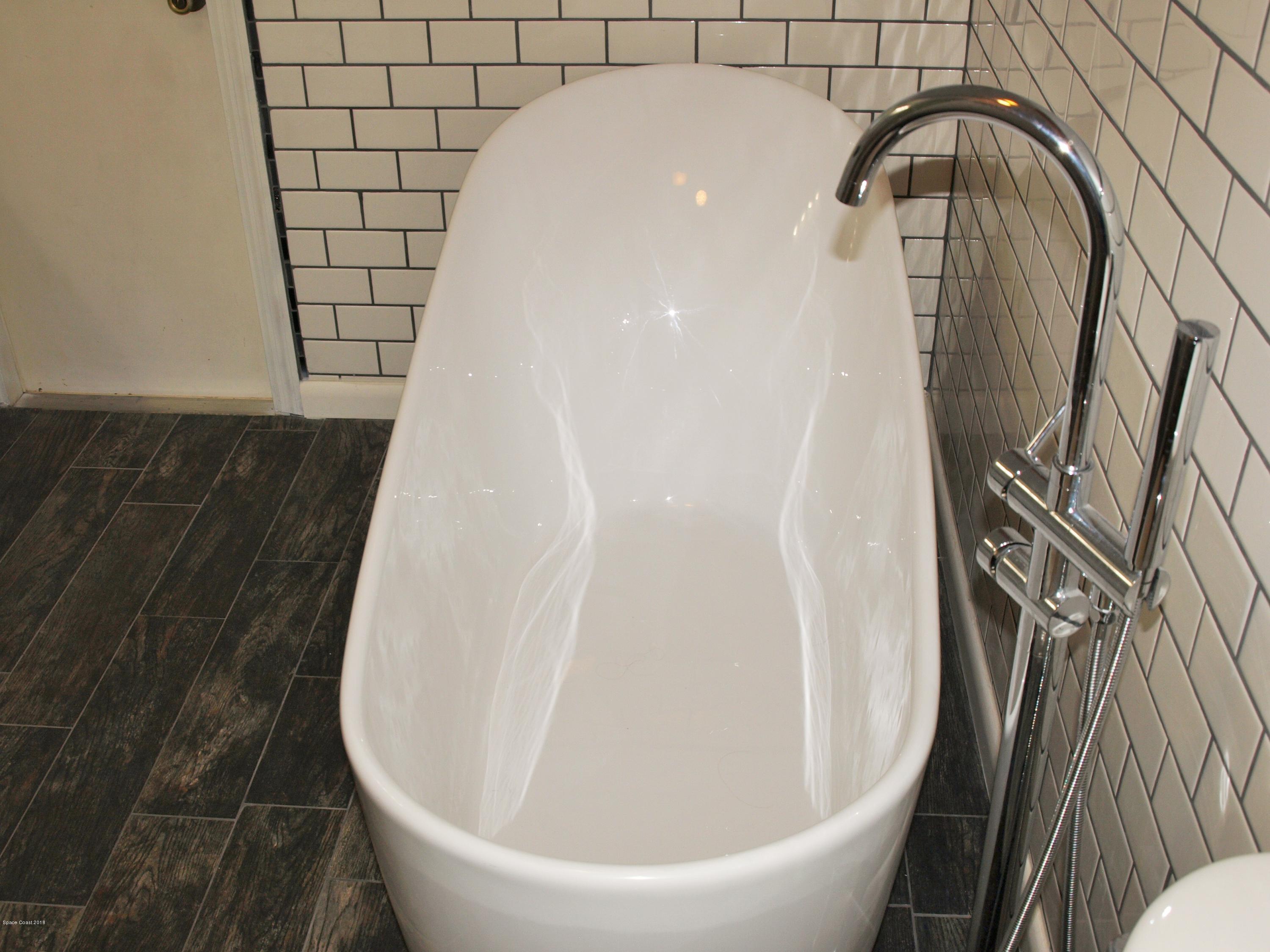 218 Twin Lakes Road Melbourne, FL 32901 - Photo 27 of 32 Master Bath