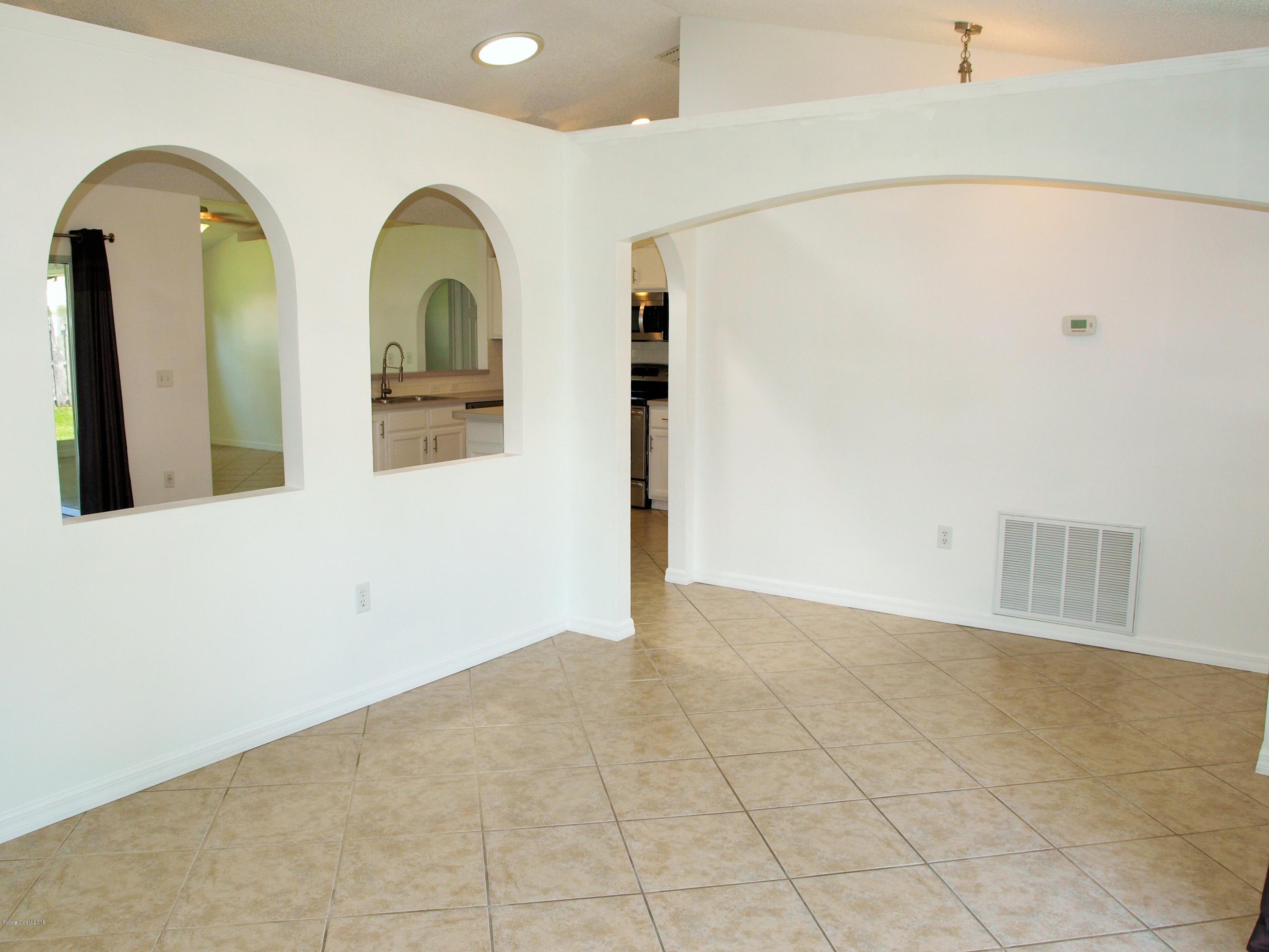 218 Twin Lakes Road Melbourne, FL 32901 - Photo 4 of 32 Living Room