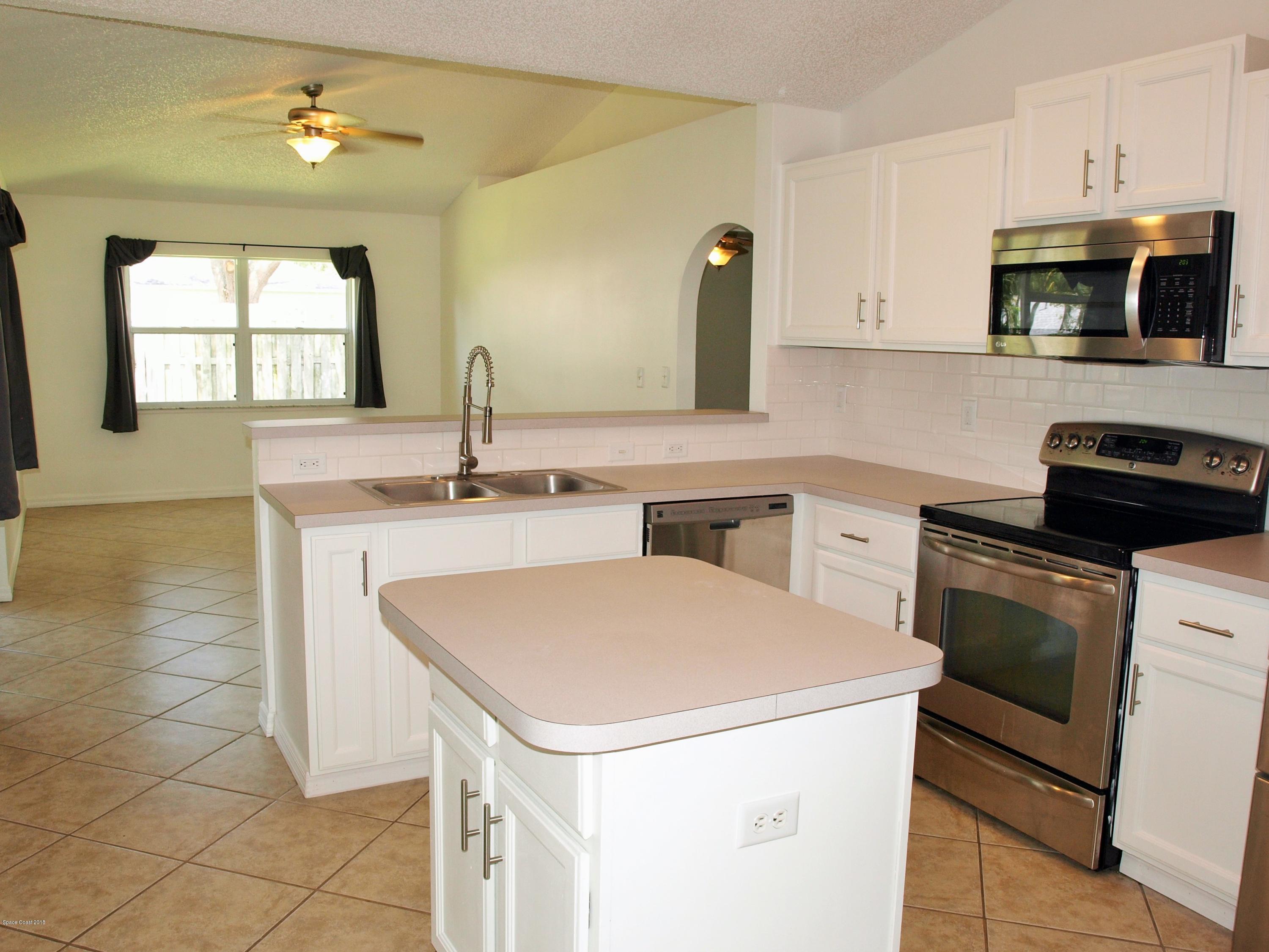 218 Twin Lakes Road Melbourne, FL 32901 - Photo 7 of 32 Kitchen looking to Family Room