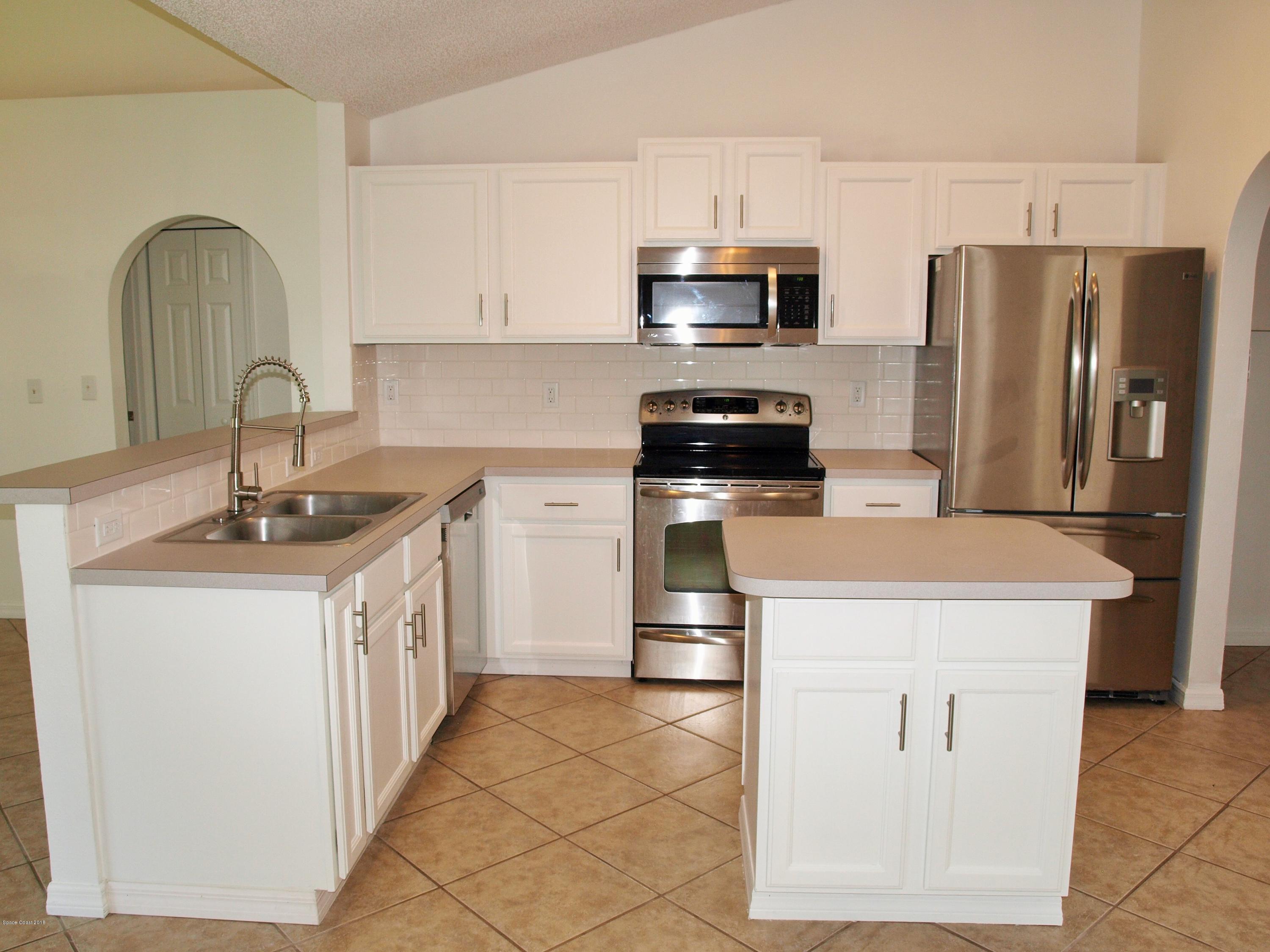 218 Twin Lakes Road Melbourne, FL 32901 - Photo 9 of 32 Kitchen with Island